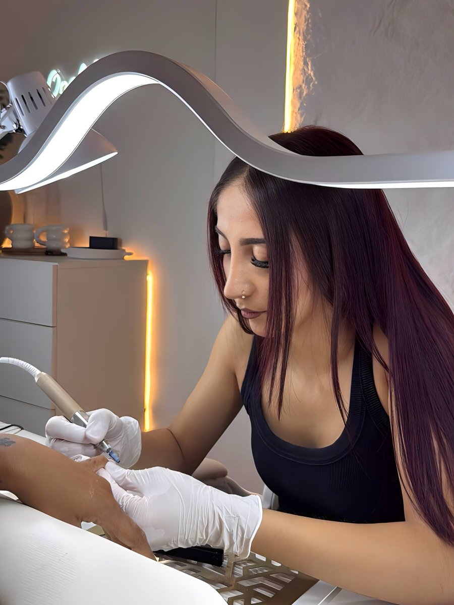 Prothésiste ELLNAILS au travail